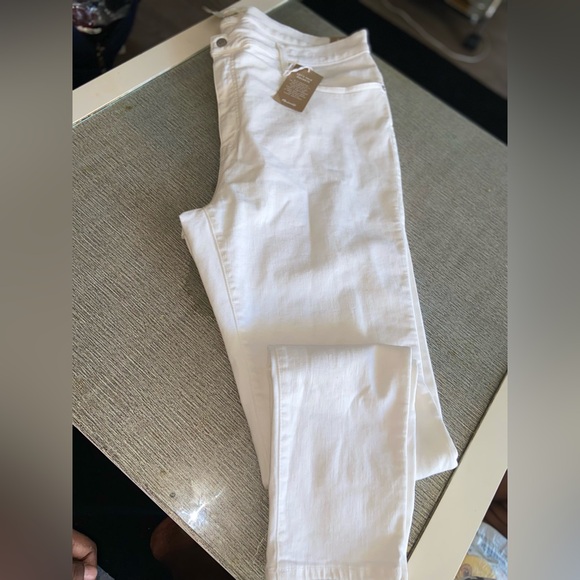 Curvy. plus size pure white madewelljeans - Picture 4 of 10
